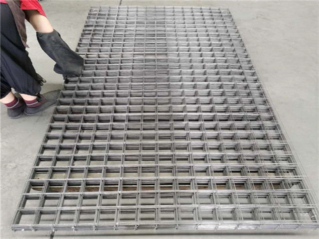 钢丝网片在水泥中可起到热胀冷缩作用加强水泥的拉伸力